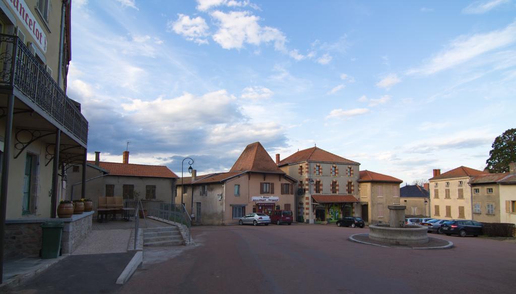 Gites Le Lancelot Ambierle Exteriör bild