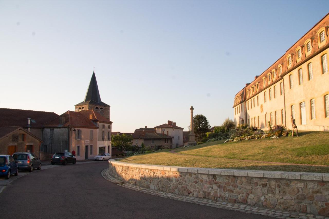 Gites Le Lancelot Ambierle Exteriör bild