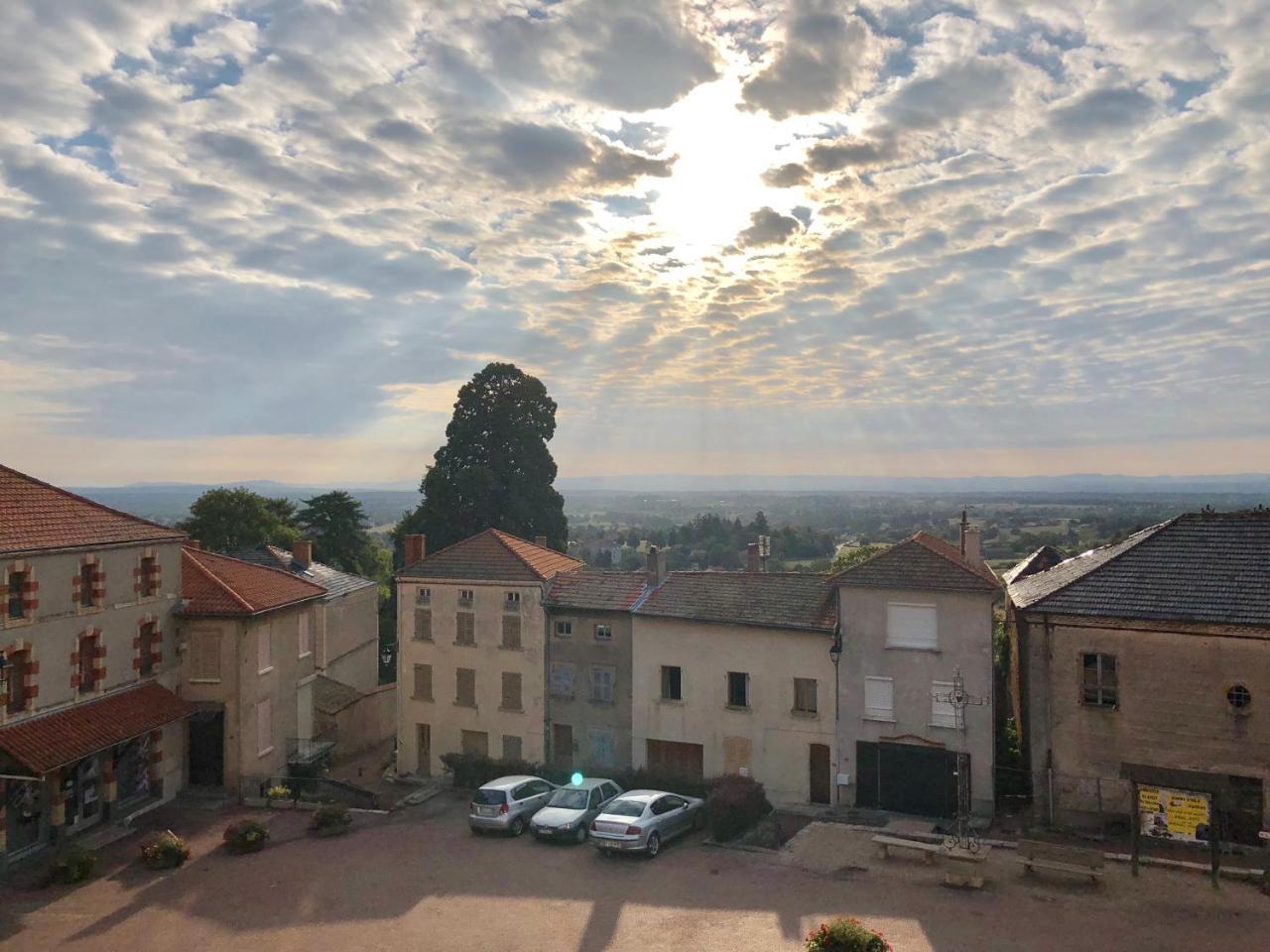 Gites Le Lancelot Ambierle Exteriör bild